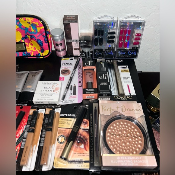 Women’s make up and accessory bundle - Picture 4 of 5